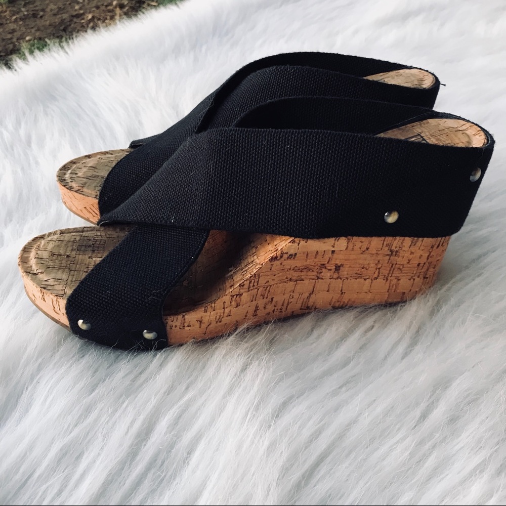 Bumper cross strap wedges